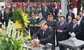 Tổng Bí thư Tô Lâm dâng hương tại Khu di tích lịch sử cấp quốc gia đặc biệt Ngã ba Đồng Lộc